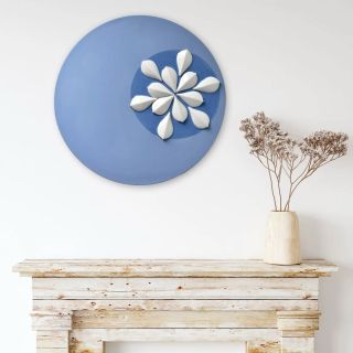 Porcelánový obraz "Purely Flow" je ručně vyrobený z bílého a modrého porcelánu. Průměr 39 cm. Jen jsem si tak hrála s...